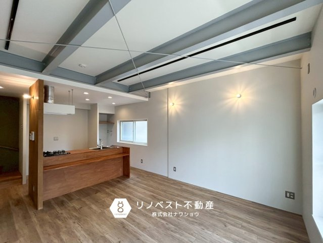 若江本町ガレージハウスの居間・リビング|木の温かみを感じるリビングは家族団欒に非常に良い空間です◎