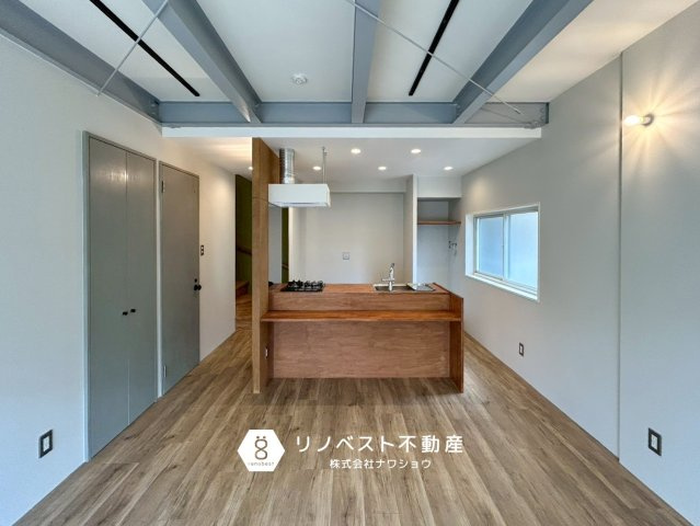 若江本町ガレージハウスの居間・リビング|お洒落な内装で家具のレイアウトが楽しくなりそうですね♪自慢のマイホームに！