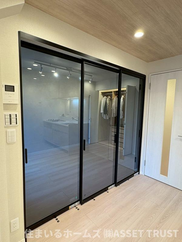 虎ノ門ガーデンのその他|洋室との間仕切りがオシャレ