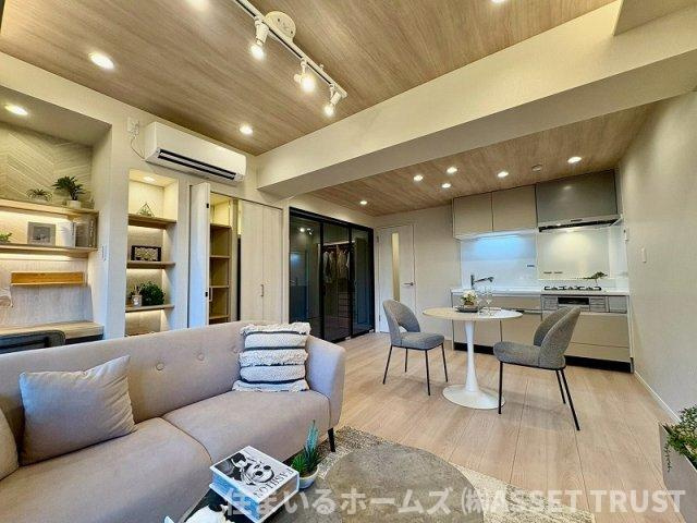 虎ノ門ガーデンの居間・リビング|収納や飾り棚もある、明るく広いリビング