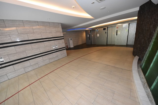 セレニテ本町グランデのエントランス