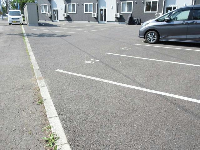 ウィステリアⅢの駐車場