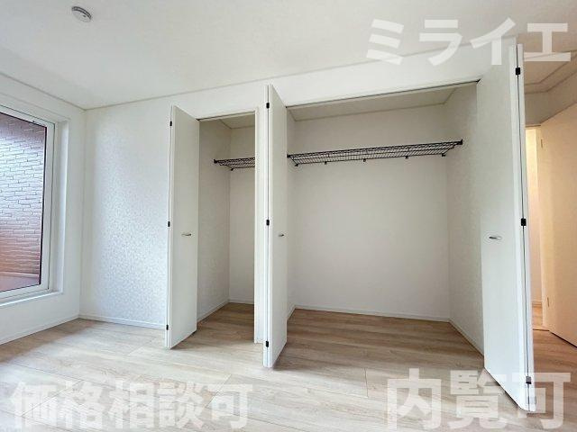 【新築戸建】石狩市花川南二条2丁目5棟の収納|標準奥行90㎝で収納力のあるクローゼットを配置しています。
同仕様物件