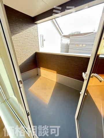 【新築戸建】石狩市花川南二条2丁目5棟のバルコニー|屋根付で雨・雪が入りにくいルーフバルコニーを採用しています。洗濯物干しだけではなく椅子を置いてのんびり過ごせる広さです。
同仕様物件