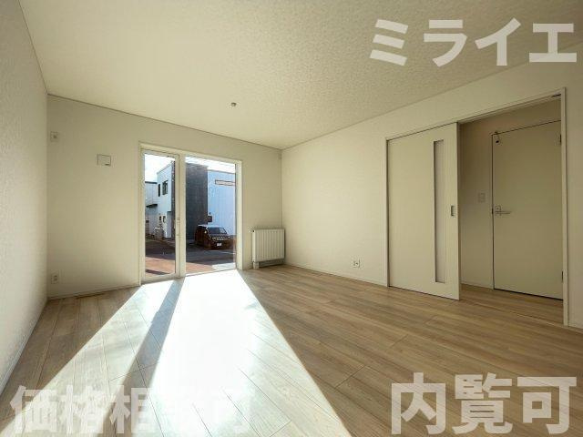 【新築戸建】石狩市花川南二条2丁目5棟の居間・リビング|リビングが見渡せる対面キッチンを採用。内装(壁・床・建具)は白を基調とし、明るい雰囲気となっています。
同仕様物件
