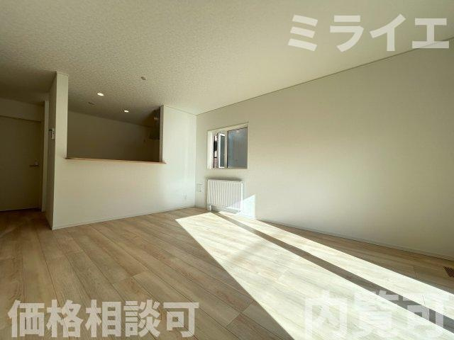 【新築戸建】石狩市花川南二条2丁目5棟の居間・リビング|リビングが見渡せる対面キッチンを採用。内装(壁・床・建具)は白を基調とし、明るい雰囲気となっています。
同仕様物件
