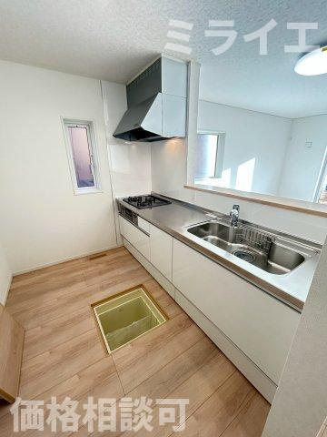 【新築戸建】石狩市花川南二条2丁目5棟のキッチン|広々システムキッチンは、シンク・調理部分だけではなく、小物から大きな調理器具まで収納でき、出し入れもスムーズな収納充実プランを採用。食洗器設置可能。床下収納あり。
同仕様物件