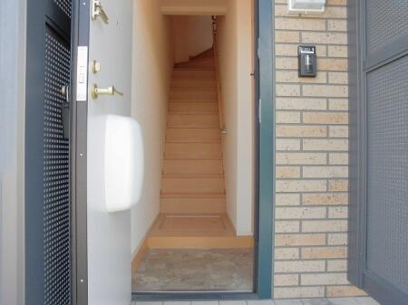 センターハウス B棟の玄関