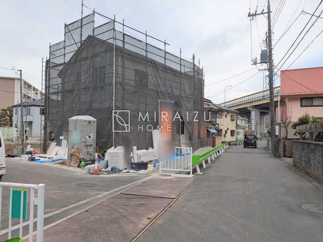 【外観】 | 青く澄み渡った綺麗な空と、陽の光をたっぷりと受ける、そんな新築住宅で新生活をスタートしてみませんか？見学・ご相談等、ミライズホーム(株)までお気軽にご連絡下さい。