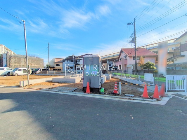 【前面道路含む現地写真】 | 青く澄み渡った綺麗な空と、陽の光をたっぷりと受ける、そんな新築住宅で新生活をスタートしてみませんか？見学・ご相談等、ミライズホーム(株)までお気軽にご連絡下さい♪
