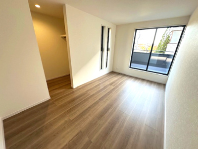【寝室】 | Livele Garden.S豊中市桜の町6期 | 主寝室にオススメ、7.5帖の洋室！大型ベッドを置いても余裕の広さ。バルコニーに出入りでき、明るく気持ちの良い空間です。