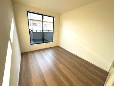 【洋室】 | Livele Garden.S豊中市桜の町6期 | バルコニーに面した、5.7帖の洋室！窓から陽光が差し込み明るい空間でお過ごしいただけます。