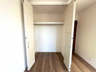 【収納】 | Livele Garden.S豊中市桜の町6期 | 5.7帖洋室のクローゼット！奥行きもあるので、収納ボックスをそのまま中へ入れることも可能です。