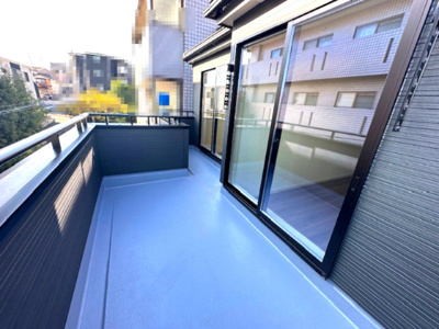 【バルコニー】 | Livele Garden.S豊中市桜の町6期 | 2部屋から出入り可能、広々とした南向きバルコニー！晴れた日にはたっぷりの洗濯物やお布団を干すことができますね。