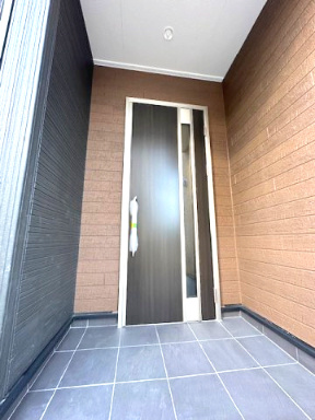 【玄関】 | Livele Garden.S豊中市桜の町6期 | 来客者を確認できるTVモニター付きインターフォン有り！屋根付きのポーチで雨天時も鍵の開閉や荷下ろしもラクラク。