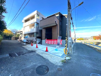 【前面道路含む現地写真】 | Livele Garden.S豊中市桜の町6期 | 大阪モノレール本線「少路」駅まで徒歩12分。教育施設や公園が徒歩圏内に揃い、これから子育てを始めるファミリーにもピッタリ！