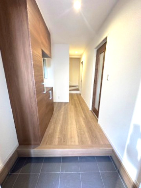 【玄関】 | Livele Garden.S豊中市桜の町6期 | 家族を迎えてくれる玄関スペース！※掲載中の写真は広角レンズで撮影のため、実際の見え方とは異なります。