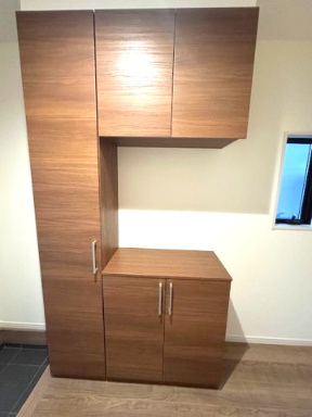 【玄関】 | Livele Garden.S豊中市桜の町6期 | 靴や傘等をスッキリと片づけられるシューズボックス付き！カウンターではお気に入りのディスプレイも楽しめます。