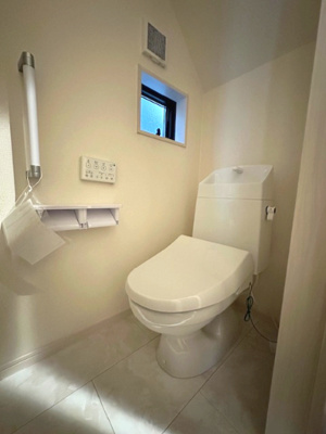 【トイレ】 | Livele Garden.S豊中市桜の町6期 | 温水洗浄便座付のトイレで、冬の寒い時期でも快適！手すりを設置し、老後のことにも配慮した設計です。