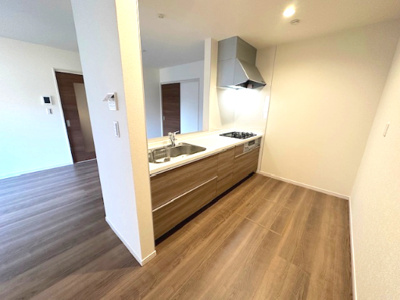 【キッチン】 | Livele Garden.S豊中市桜の町6期 | 広々使い勝手の良いシステムキッチン！家族と会話を楽しみながら料理ができ、配膳や片付けもラクラク。