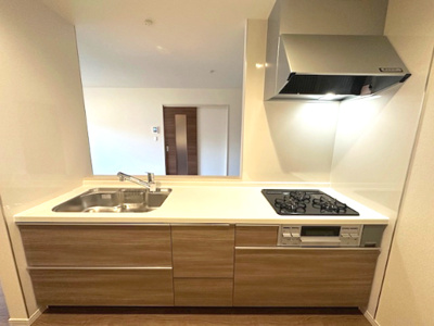 【キッチン】 | Livele Garden.S豊中市桜の町6期 | 大きなお鍋やフライパンも出し入れしやすいスライド式の収納！3口コンロでお料理の幅も広がります。