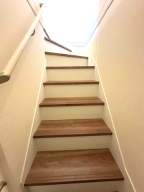 【内装】 | Livele Garden.S豊中市桜の町6期 | 手すり付き階段で転倒・転落の防止はもちろん移動もラクラク！窓が配され、採光にも配慮されています。