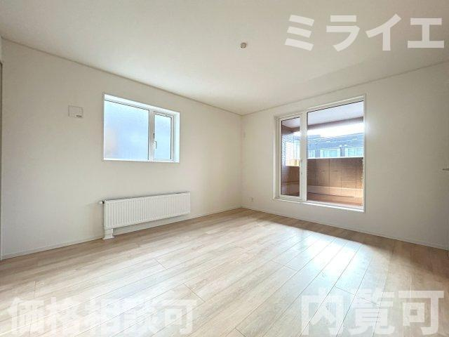 【新築戸建】石狩市花川南二条2丁目5棟の洋室|2階洋室にはルーフバルコニーが設置されています。