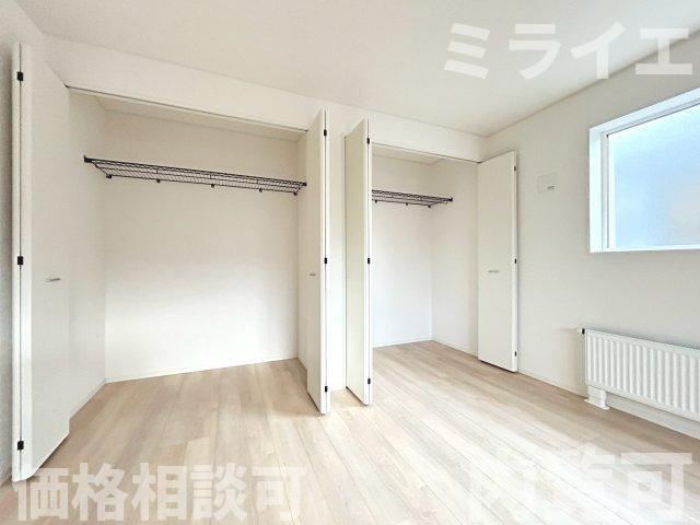 【新築戸建】石狩市花川南二条2丁目5棟の収納|標準奥行90㎝で収納力のあるクローゼットを配置しています。
