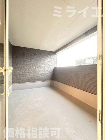 【新築戸建】石狩市花川南二条2丁目5棟のバルコニー|屋根付で雨・雪が入りにくいルーフバルコニーを採用しています。洗濯物干しだけではなく椅子を置いてのんびり過ごせる広さです。