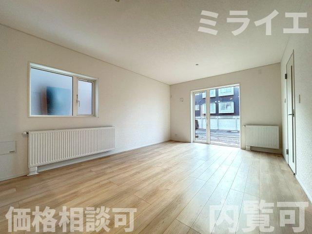 【新築戸建】石狩市花川南二条2丁目5棟の居間・リビング|リビングが見渡せる対面キッチンを採用。内装(壁・床・建具)は白を基調とし、明るい雰囲気となっています。