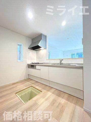 【新築戸建】石狩市花川南二条2丁目5棟のキッチン|広々システムキッチンは、シンク・調理部分だけではなく、小物から大きな調理器具まで収納でき、出し入れもスムーズな収納充実プランを採用。食洗器設置可能。床下収納あり。