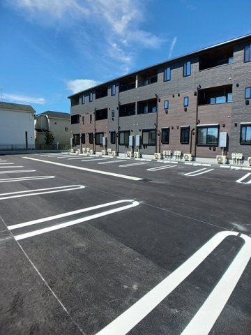 ファミリア長門石の駐車場