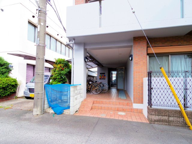 小平市小川町２丁目の賃貸マンションのエントランス