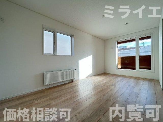 【新築戸建】石狩市花川南二条2丁目5棟の洋室|2階洋室にはルーフバルコニーが設置されています。
同仕様物件