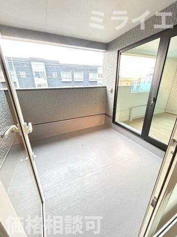 【新築戸建】石狩市花川南二条2丁目5棟のバルコニー|屋根付で雨・雪が入りにくいルーフバルコニーを採用しています。洗濯物干しだけではなく椅子を置いてのんびり過ごせる広さです。