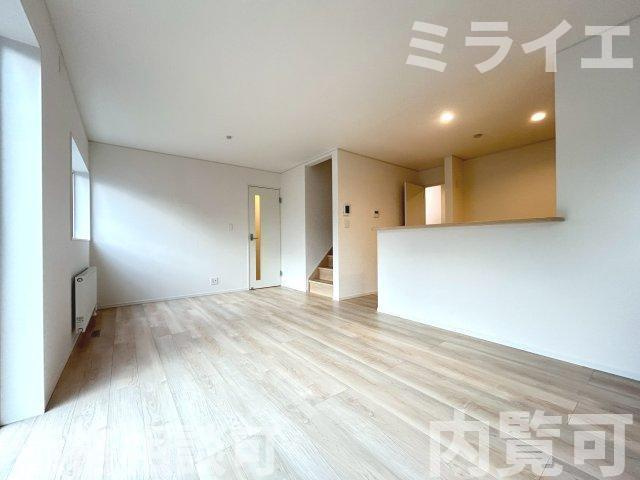 【新築戸建】石狩市花川南二条2丁目5棟の居間・リビング|リビングが見渡せる対面キッチンを採用。内装(壁・床・建具)は白を基調とし、明るい雰囲気となっています。
