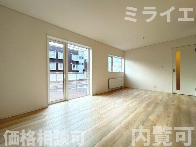【新築戸建】石狩市花川南二条2丁目5棟の居間・リビング|リビングが見渡せる対面キッチンを採用。内装(壁・床・建具)は白を基調とし、明るい雰囲気となっています。