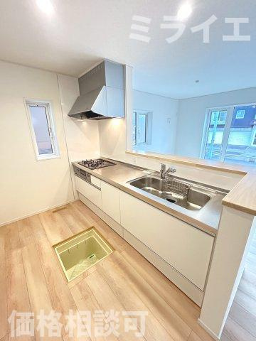 【新築戸建】石狩市花川南二条2丁目5棟のキッチン|広々システムキッチンは、シンク・調理部分だけではなく、小物から大きな調理器具まで収納でき、出し入れもスムーズな収納充実プランを採用。食洗器設置可能。床下収納あり。