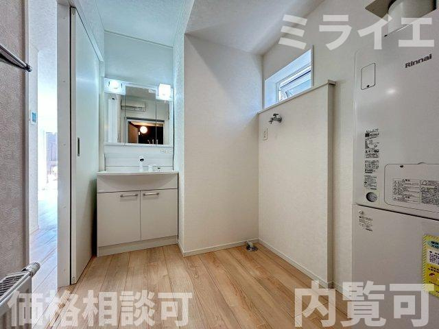 【新築戸建】石狩市花川南二条2丁目5棟の独立洗面台|広範囲を映すだけではなく、両サイドのミラー裏に収納棚を設け、洗面道具をスッキリ収納できる三面鏡タイプを採用しています。
同仕様物件