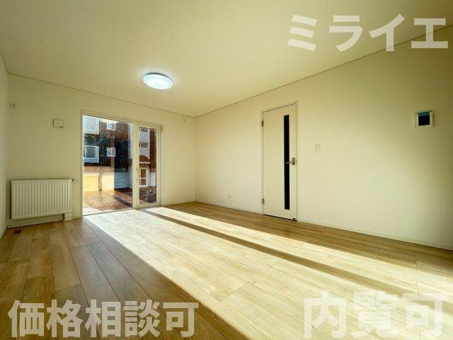 【新築戸建】石狩市花川南二条2丁目5棟の居間・リビング|リビングが見渡せる対面キッチンを採用。内装(壁・床・建具)は白を基調とし、明るい雰囲気となっています。