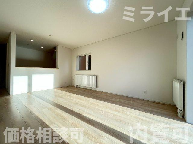 【新築戸建】石狩市花川南二条2丁目5棟の居間・リビング|リビングが見渡せる対面キッチンを採用。内装(壁・床・建具)は白を基調とし、明るい雰囲気となっています。