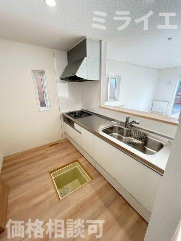 【新築戸建】石狩市花川南二条2丁目5棟のキッチン|広々システムキッチンは、シンク・調理部分だけではなく、小物から大きな調理器具まで収納でき、出し入れもスムーズな収納充実プランを採用。食洗器設置可能。床下収納あり。