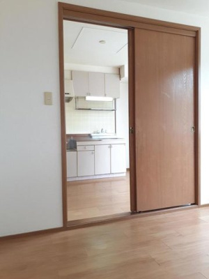 【居間・リビング】 | ホワイトルーム飯村Ｆ | ゆったりとしたリビングです