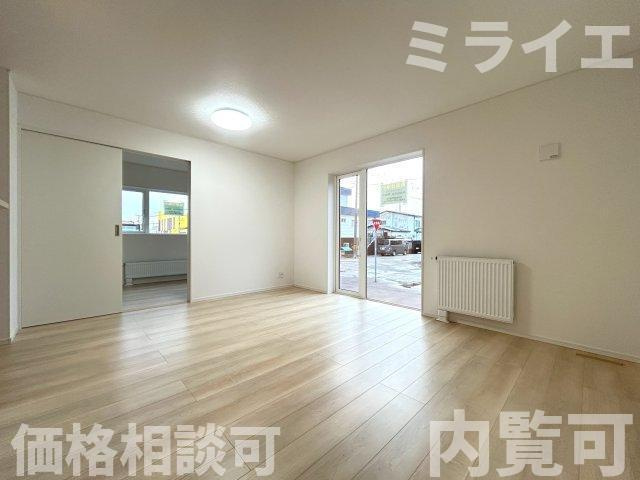 【新築戸建】石狩市花川南二条2丁目5棟の居間・リビング|リビングが見渡せる対面キッチンを採用。内装(壁・床・建具)は白を基調とし、明るい雰囲気となっています。