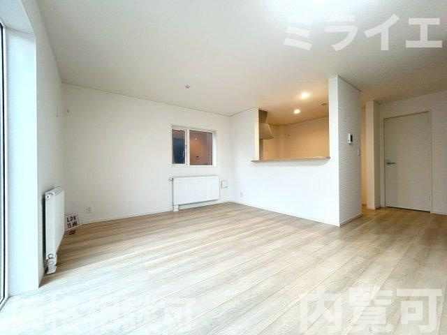 【新築戸建】石狩市花川南二条2丁目5棟の居間・リビング|リビングが見渡せる対面キッチンを採用。内装(壁・床・建具)は白を基調とし、明るい雰囲気となっています。