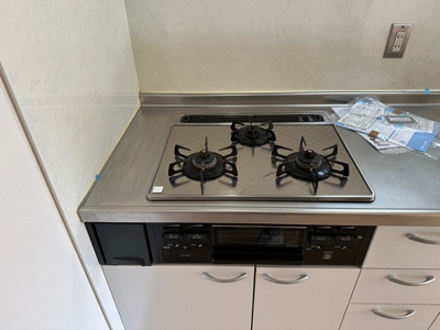 【キッチン】 | サン・ヒル7 | 3口ガスコンロ/グリル付きシステムキッチンです☆3口コンロは複数の調理を同時にできるので時短にもGOOD☆