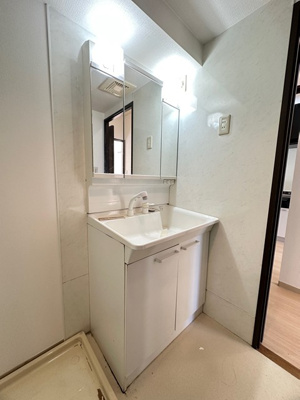 【洗面所】 | サン・ヒル7 | 角度の変えられる3面鏡付きの洗髪洗面化粧台です♪朝のバタバタに大活躍！お化粧する時にも便利☆