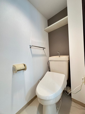 【トイレ】 | サン・ヒル7 | トイレは温水洗浄便座付き♪人気のバストイレ別です♪小物を置ける便利な棚やタオルハンガーも付いています！