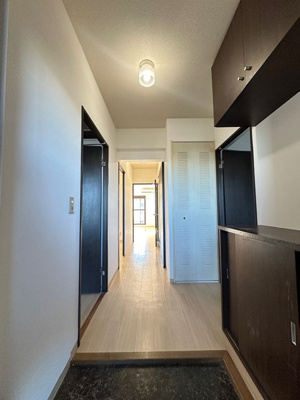 【玄関】 | サン・ヒル7 | 玄関から室内への景観です！右手に洋室4.5帖のお部屋、左手に洋室3.3帖のお部屋があります☆