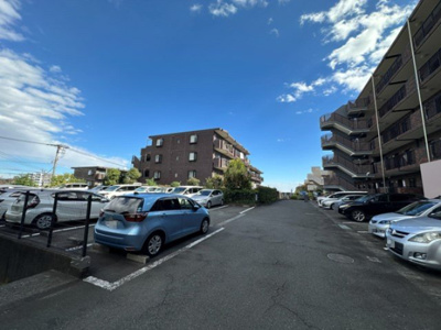 【駐車場】 | サン・ヒル7 | いつでも目の届く敷地内に駐車場があります♪お車をお持ちのファミリーさんにオススメです☆